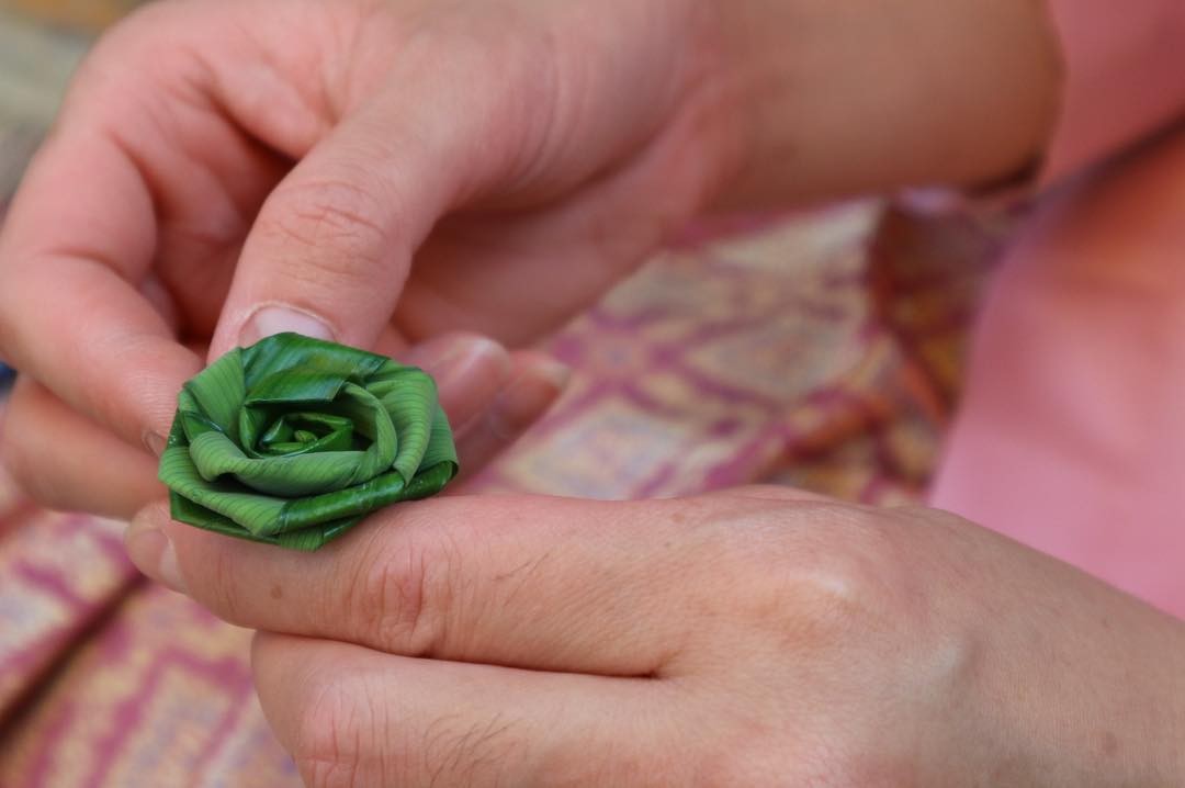 You are currently viewing Make pandan leaf roses and fold Lotus flower